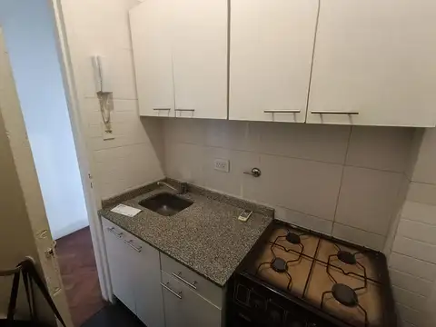 AMPLIO MONOAMBIENTE CON DEPENDENCIA-MUY LUMINOSO