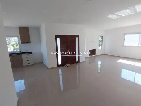Casa en Alquiler con 2 cocheras