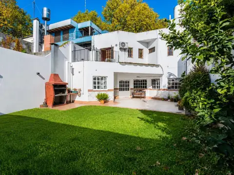 Casa en venta de 4 ambientes con jardín, suite y cochera cubierta en Mataderos