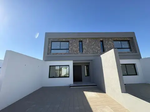 VENTA  DUPLEX DOCTA 3 DORMITORIOS  FRENTE PLAZA