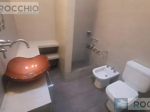 Casa en Alquiler con 2 cocheras
