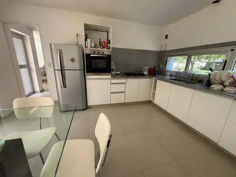Casa 5 ambientes con 4 baños