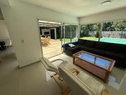 Casa en Venta con 4 cocheras