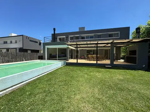 Casa en Venta con 4 cocheras