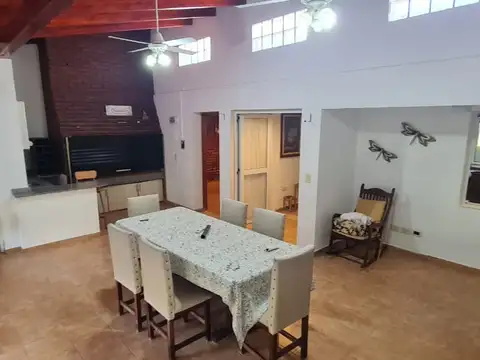 Casa en Alquiler con 2 cocheras