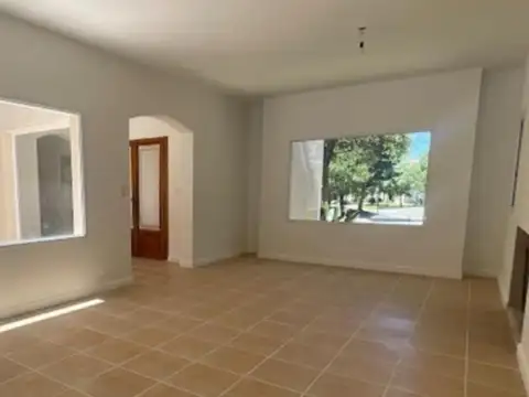 Casa en Venta con 4 cocheras