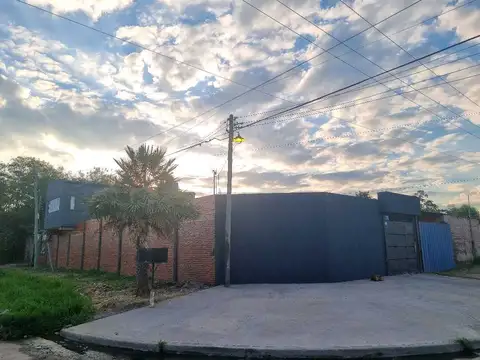 Casa 3 dormitorios sobre asfalto con pileta, Barranqueras