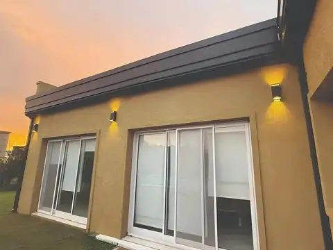 Casa en Venta 4 ambientes en Barrio San Ramon Pilar del Este
