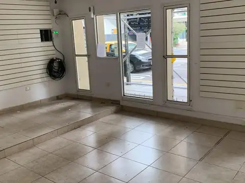 Imponente local en la esquina de Av. Córdoba y Billinghurst! Apto todo destino 