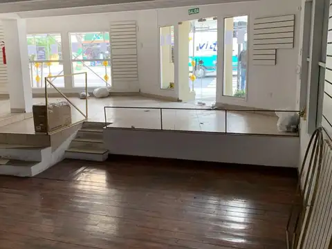 Imponente local en la esquina de Av. Córdoba y Billinghurst! Apto todo destino 