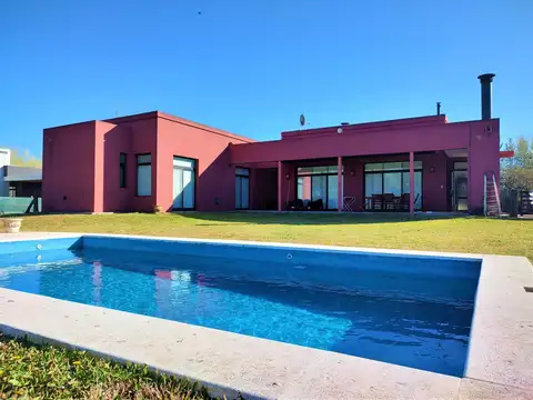 ALQUILER Casa con piscina barrio cerrado en Campos de Roca I