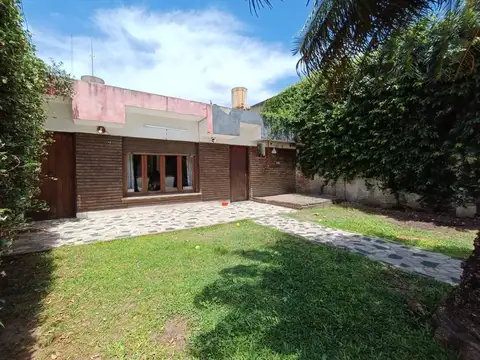 VENTA | PERMUTA - Casa de pasillo de 2 dormitorios con jardín. Las Heras, Rosario.