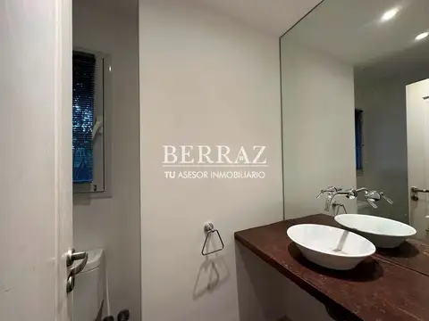 Casa en Alquiler con 3 cocheras