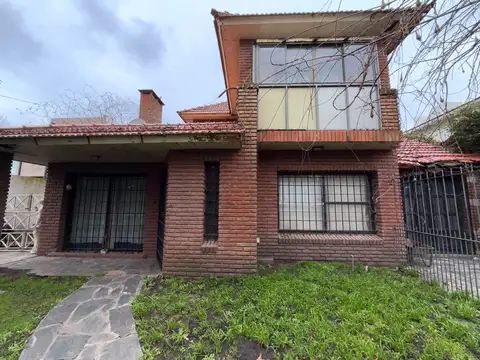 CASA 4 AMBIENTES CON PARQUE B. CONSTITUCION.