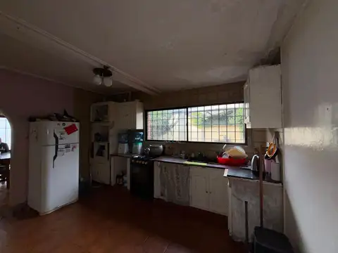 CASA 4 AMBIENTES CON PARQUE B. CONSTITUCION.