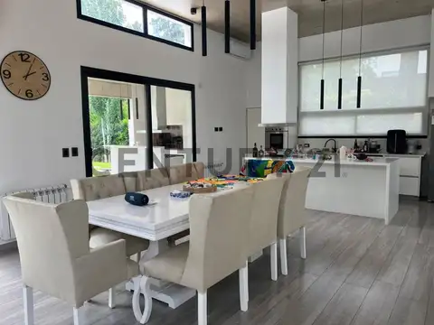 VENTA CASA CASCO DE ÁLVAREZ MORENO 4 AMBIENTES EN BARRIO CERRADO
