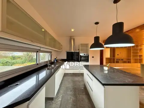 Casa 7 ambientes con 4 baños