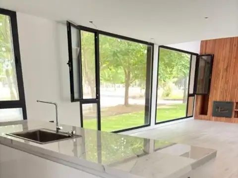 Casa 4 ambientes con 2 baños