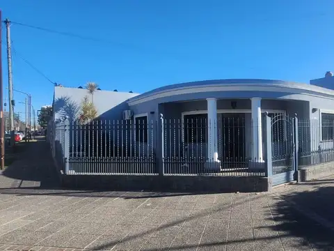 Casa Americana en Esquina C/amplio Quincho - Garage 2 Autos  - S.Justo (Ctro)