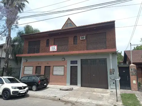 OPORTUNIDAD VENTA EN BLOQUE Muy amplia casa en planta alta,  con dos departamentos en PB, Castelar Sur.
