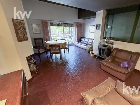 PH tipo casa, 1er y 2do piso por escalera, 4 ambientes más dependencia y patio con parrilla