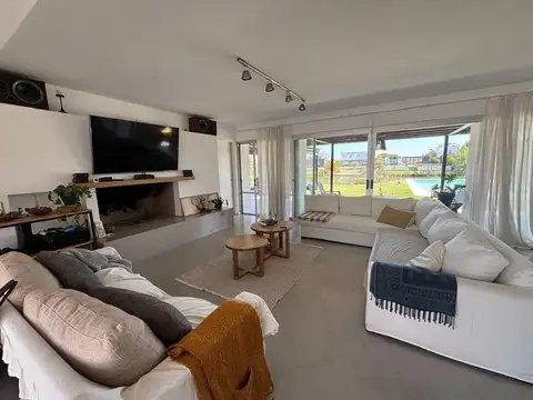 Casa 6 ambientes con 4 baños
