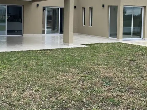 Venta Casa a Estrenar 4 Ambientes Fondo a Laguna