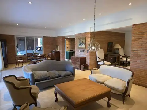 Casa en Alquiler con 2 cocheras