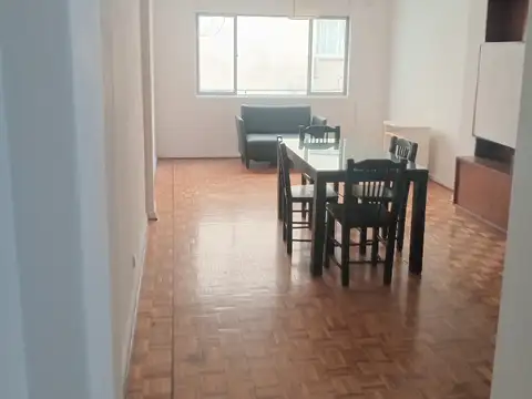 3 ambientes al contrafrente. Servicios individuales. Se alquila con o sin muebles. Se entrega pintado