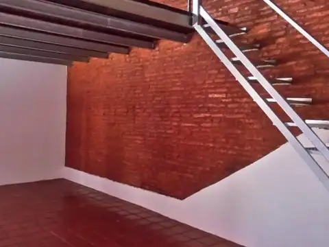 Cochabamba al 400 entre Bolívar y Defensa, San Telmo. Departamento tipo Loft. 60 m² totales y cubiertos. Dúplex (2 plantas). Bajas expensas. Totalmente reciclado a nuevo. Impecable. Luminoso. Tiene gas. Conexión lavarropas. Apto crédito