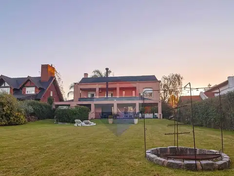 VENTA CASA LOMAS DE LA TAHONA 3 DORM SERV Y ESCRI