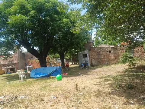 Lote de 808 m2 con pequeña construccion