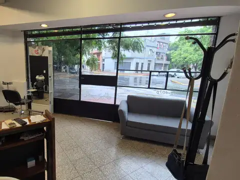 Local en venta en Esquina ! Todo vidriera - 2 Lineas de colectivos por la puerta !