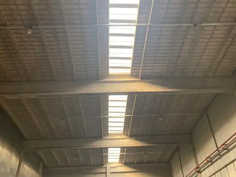 Alquiler de local comercial con deposito premium en predio cerrado