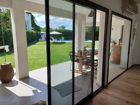 Casa en Venta con 2 cocheras