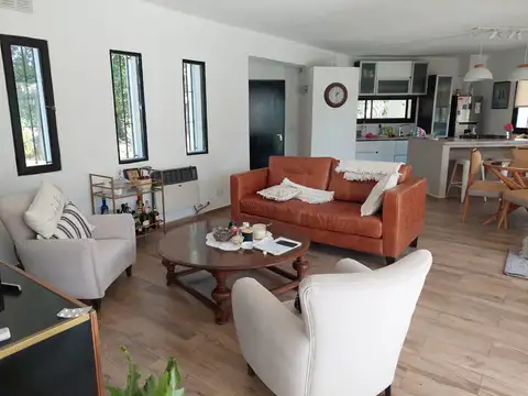 Casa 4 ambientes con 2 baños