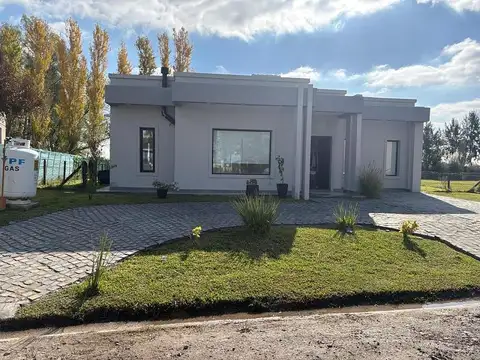 Casa de 4 ambientes, toda en planta baja, en Cruz del Sur. San Vicente, ruta 58.