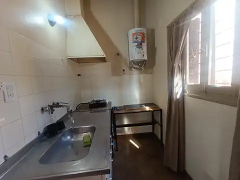 Galpón con oficinas,recepción,cocina,baño con duchas y casa de 4 ambientes con salida a 2 calles