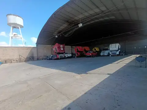 Galpón con oficinas,recepción,cocina,baño con duchas y casa de 4 ambientes con salida a 2 calles