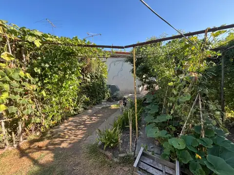 CASA EN VENTA SOBRE COLECTORA ACCESO OESTE.PERMUTA