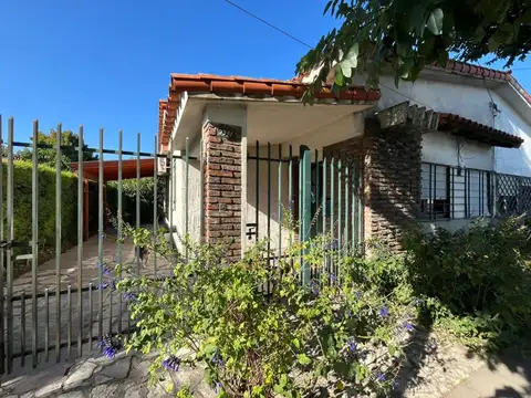 CASA EN VENTA SOBRE COLECTORA ACCESO OESTE.PERMUTA