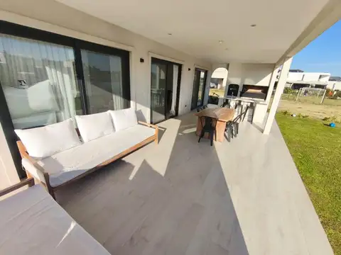 Casa 7 ambientes con 5 baños