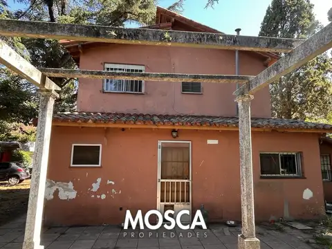 Impresionante quinta en La Reja sobre 4 lotes (1600 m²) con pileta y quincho