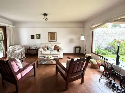 CASA 4 AMBIENTES CON PARQUE Y PARRILLA SAN CARLOS