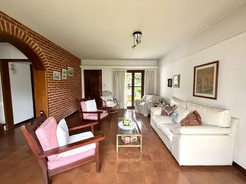 Casa 4 ambientes con 2 baños