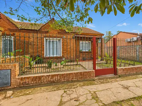 Casa 3 ambientes con amplio lote, entrada para varios autos y jardin - Malvinas Argentinas