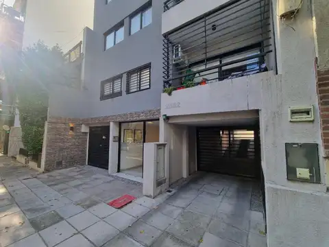 Cochera descubierta con porton automatico.