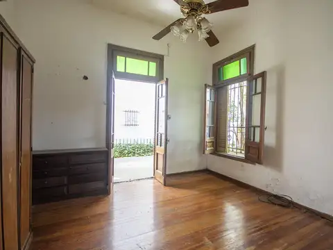 Casa amplia de 4 amb en Liniers