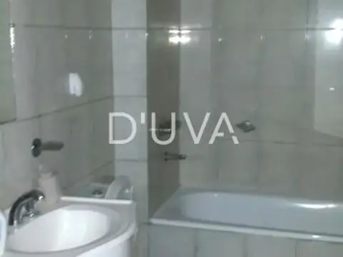 Casa en planta alta, al frente, en buen estado.