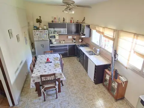 Luminosa casa 4 ambientes, jardin parrilla cochera doble-en venta